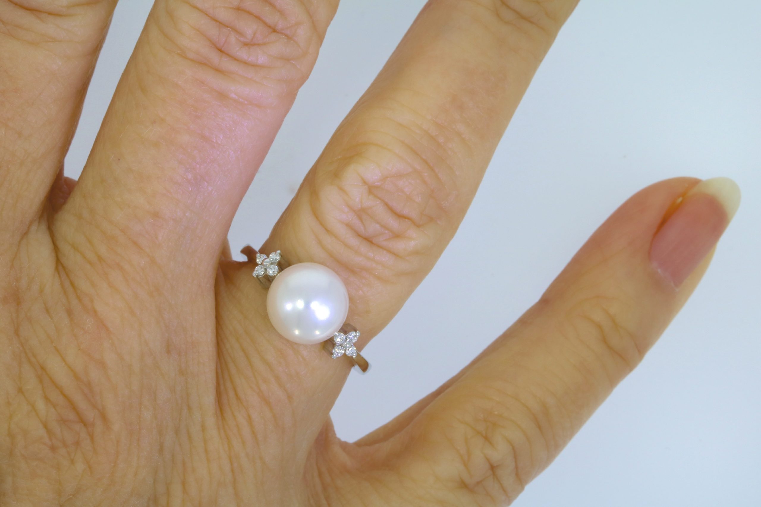 Diamond & Gold Jewellery 9ct White Gold & Diamond Freshwater Cultured Pearl Ring